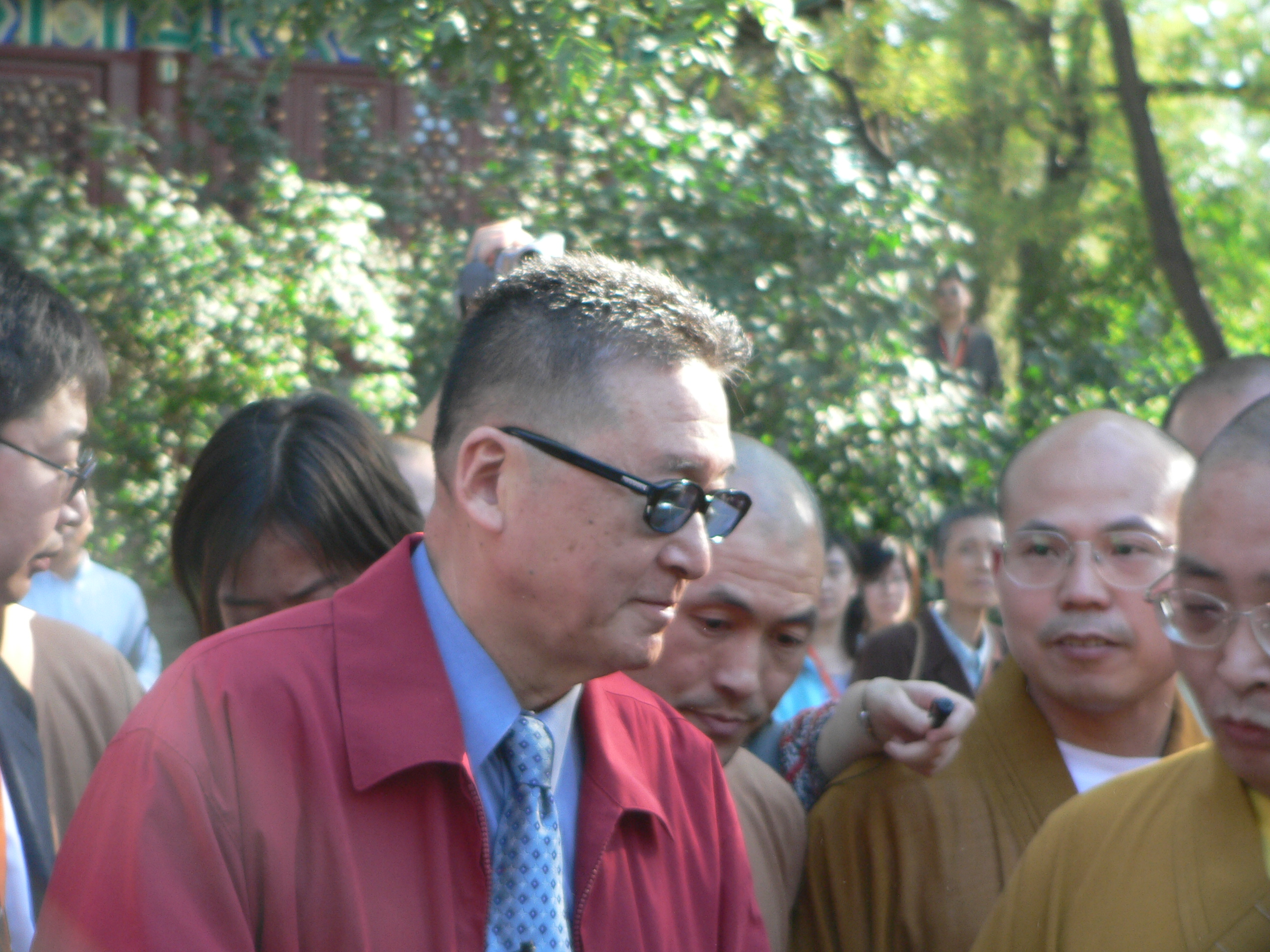 李敖游览法源寺